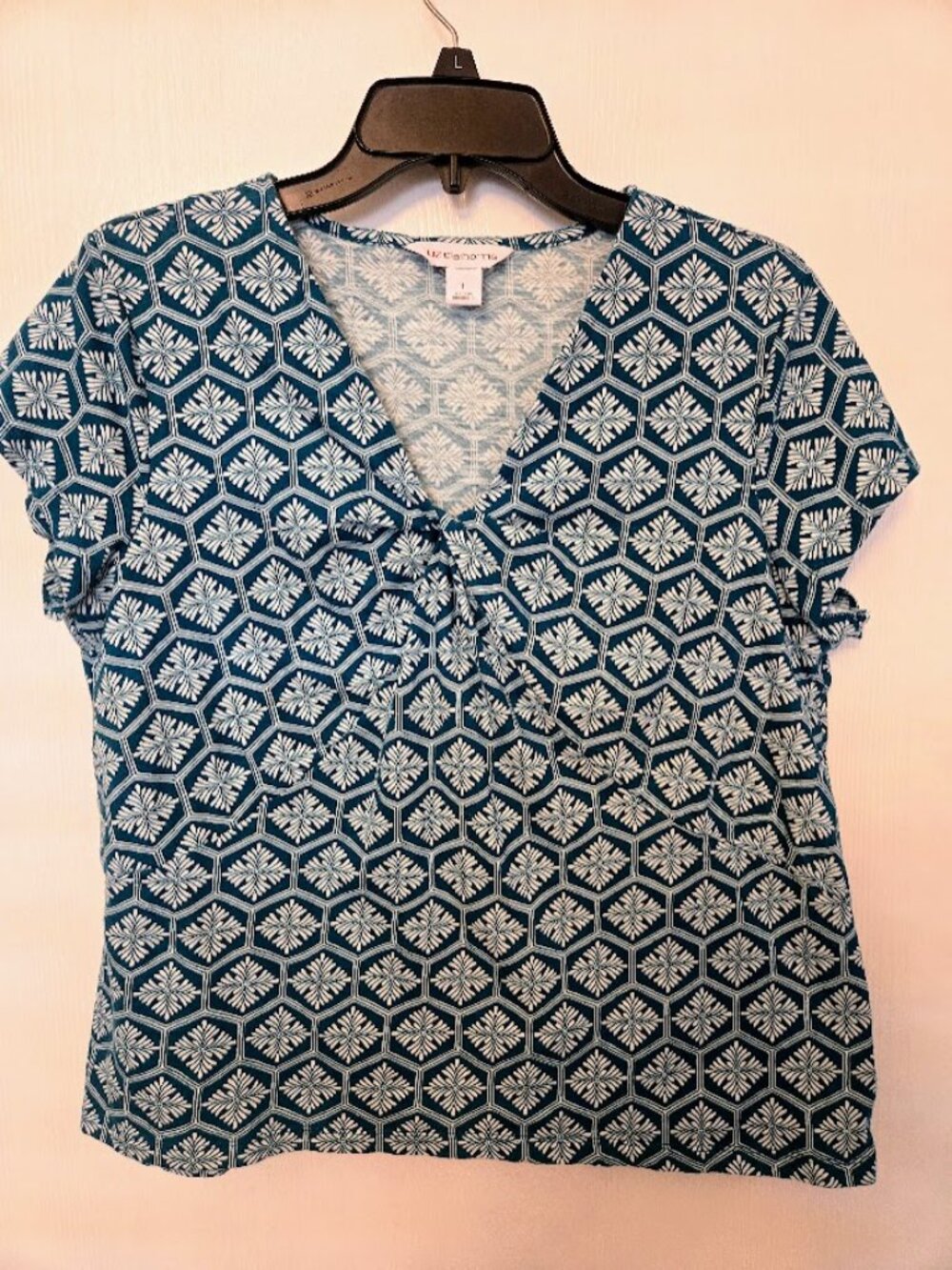 Liz Claiborne S/S teal and white top with knotted front Size L